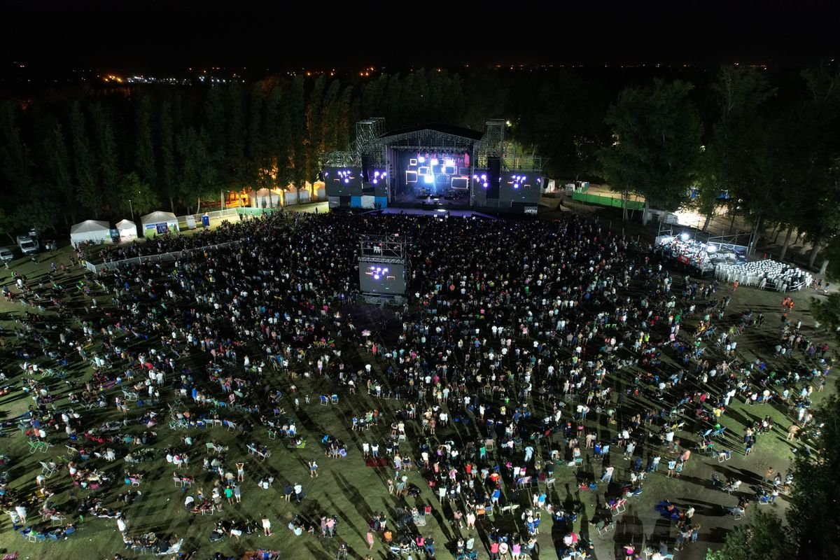 Vista aérea de un evento masivo cubierto por Bastet